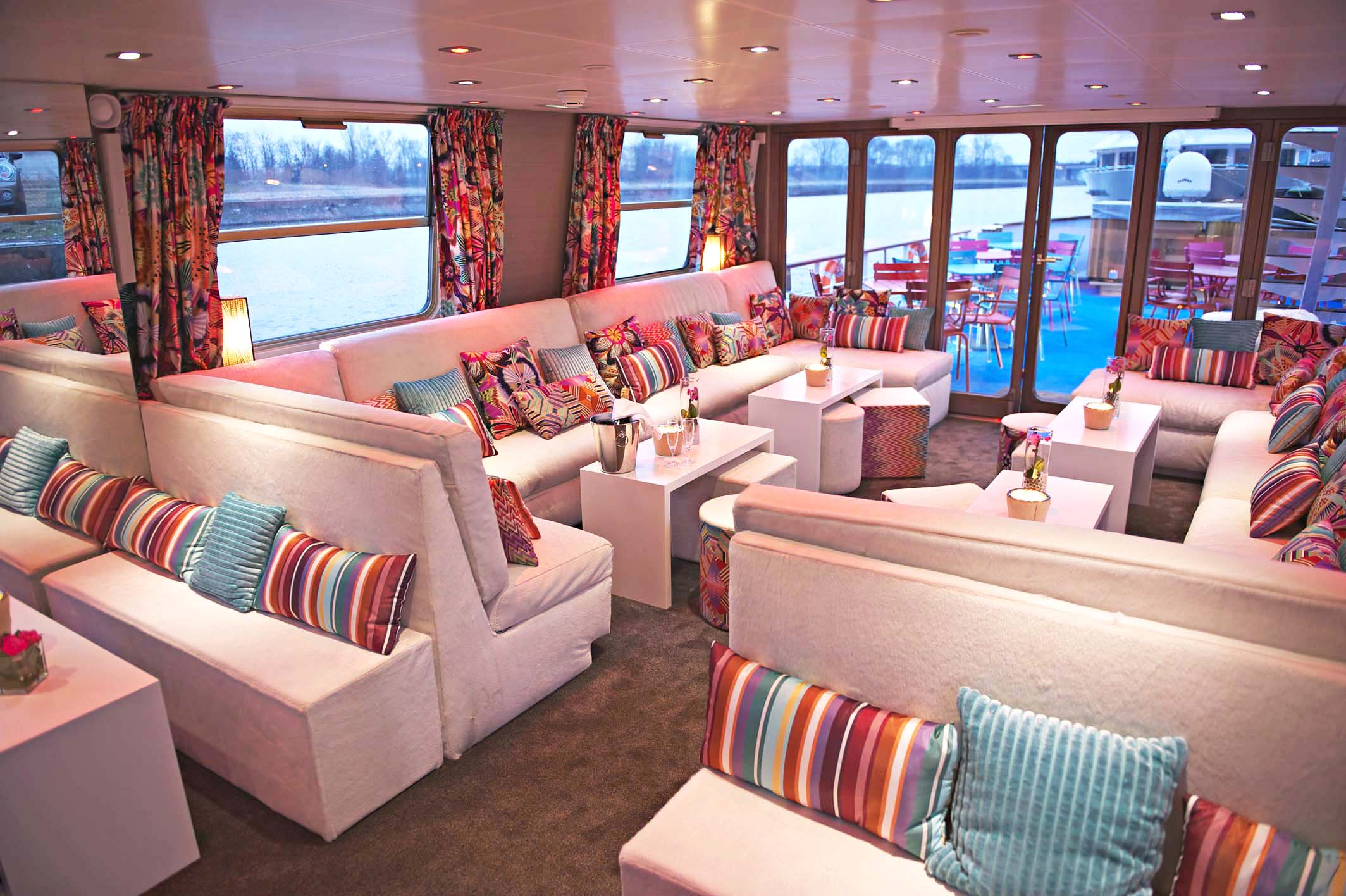 CroisiEurope Jeanine Bar 2.jpg